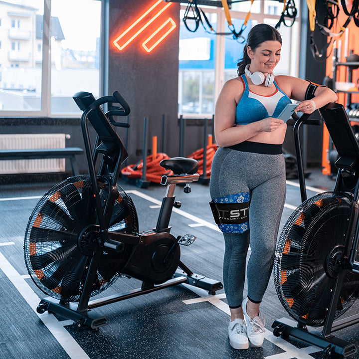 Woman wearing an XL HurtSkurt on her thigh after working out